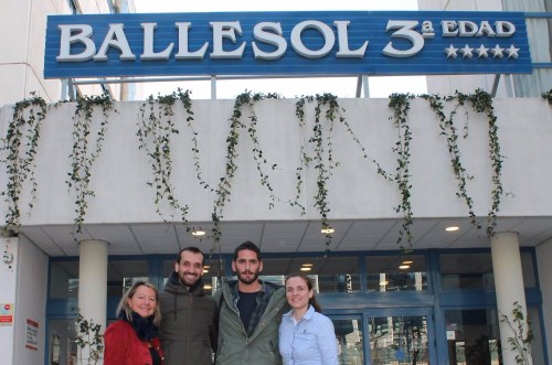 Miembros de AMAL recogiendo el material donado por BALLESOL